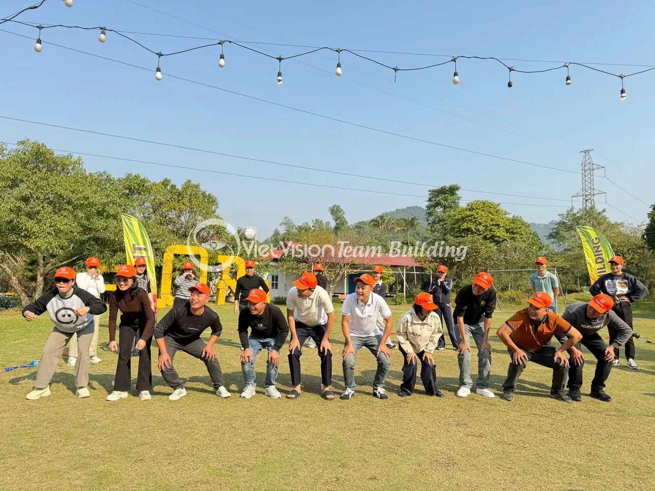 Nhóm người chơi di chuyển trên sân rộng trong hoạt động team building