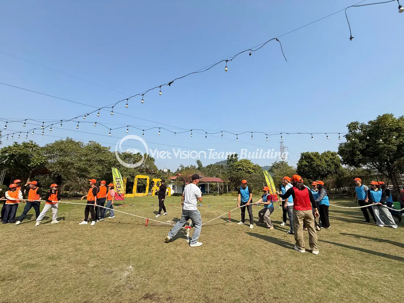 Đội chơi đứng chờ hiệu lệnh trên sân team building ngoài trời
