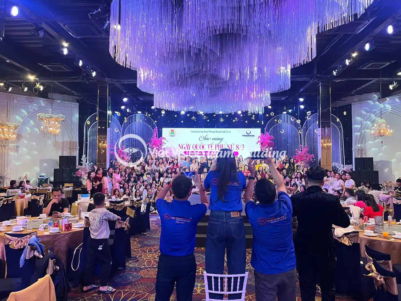 MC và đội điều phối chuẩn bị trước phần gala dinner cho đoàn doanh nghiệp tại Hạ Long