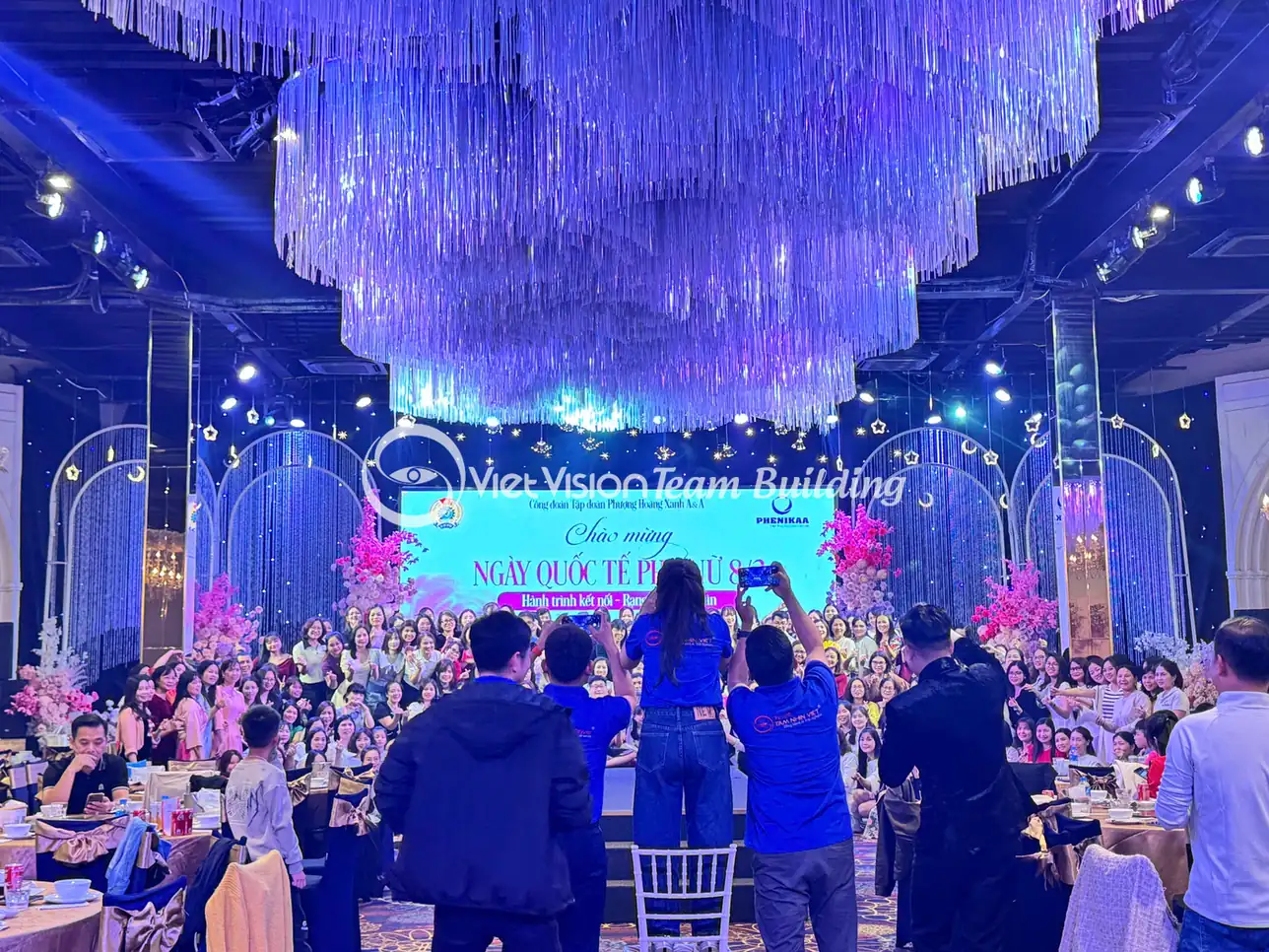 Không gian gala dinner tại Hạ Long với sân khấu, bàn tiệc và MC điều phối chương trình