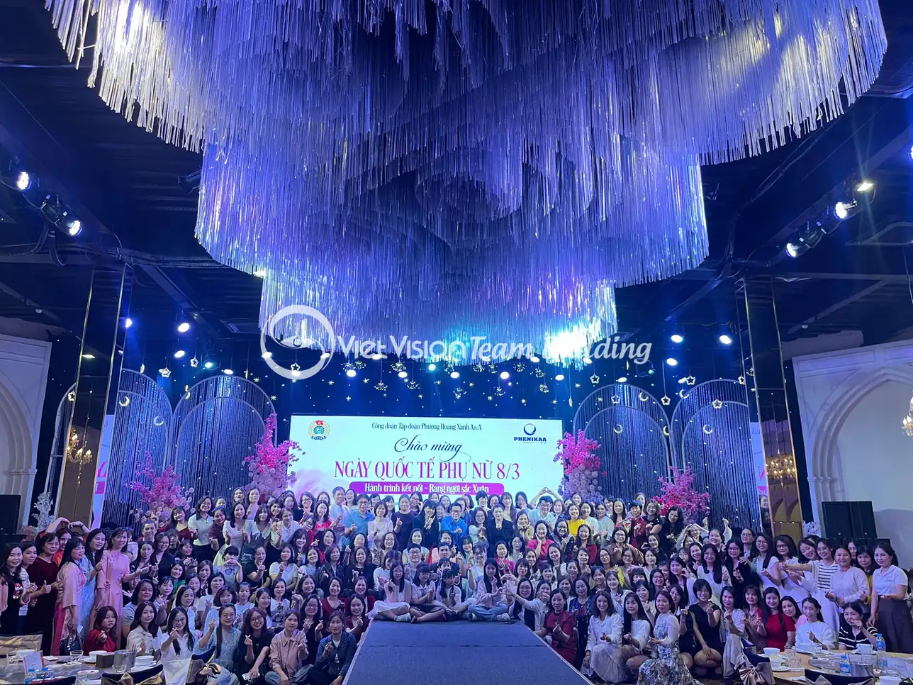 Đoàn doanh nghiệp chụp ảnh tập thể trên sân khấu gala dinner tại Hạ Long