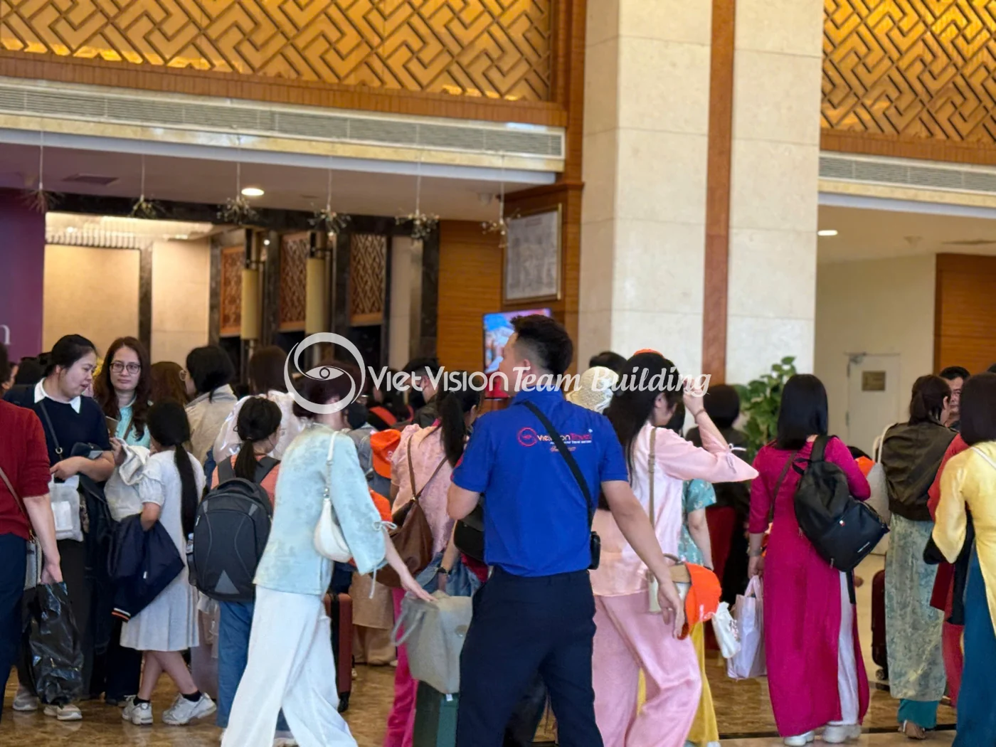 Sảnh đón đoàn trước khi vào nhà hàng gala dinner trong chương trình Hạ Long