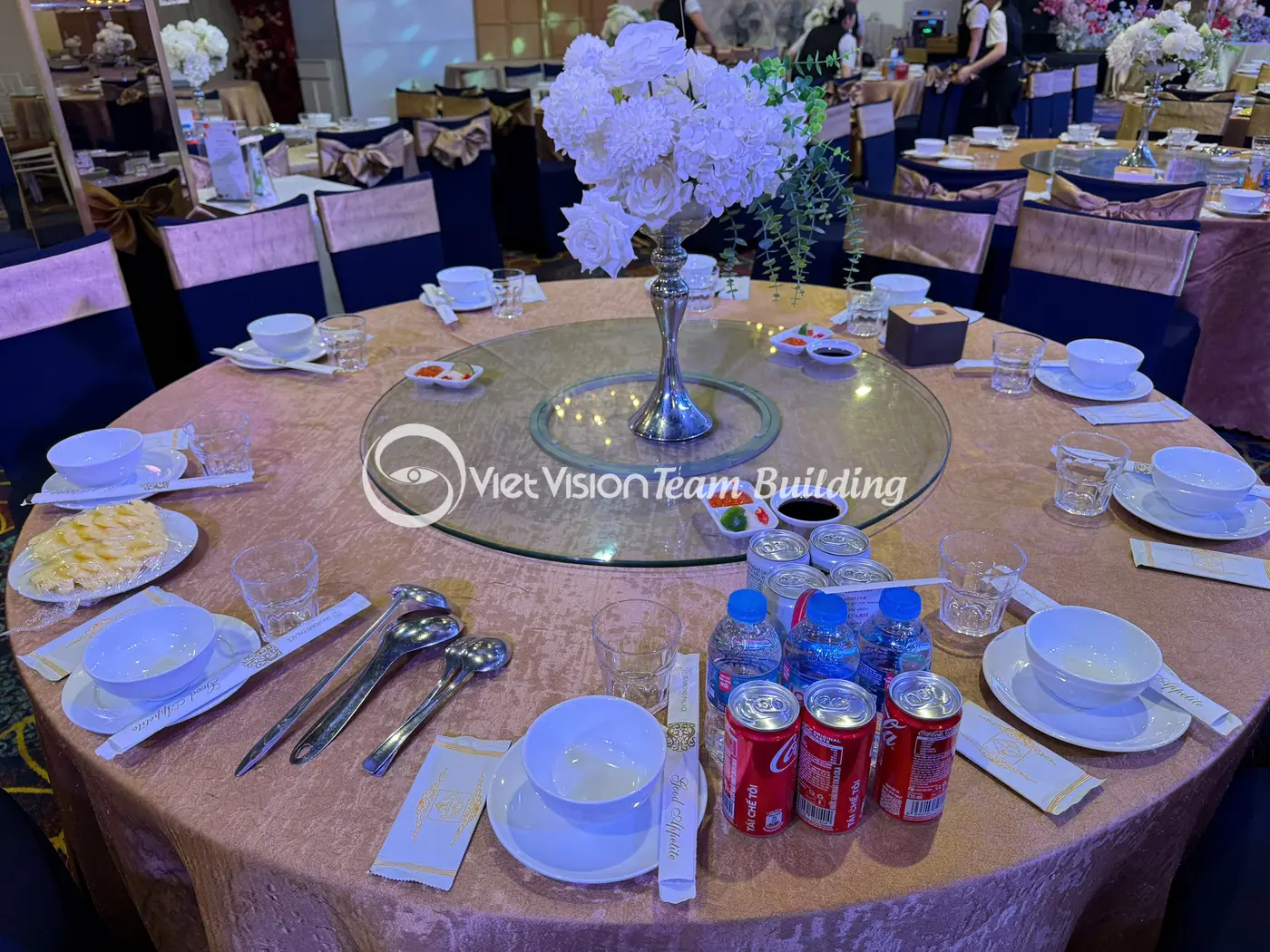 Bàn tiệc được set up trước giờ đón khách trong chương trình gala dinner Hạ Long