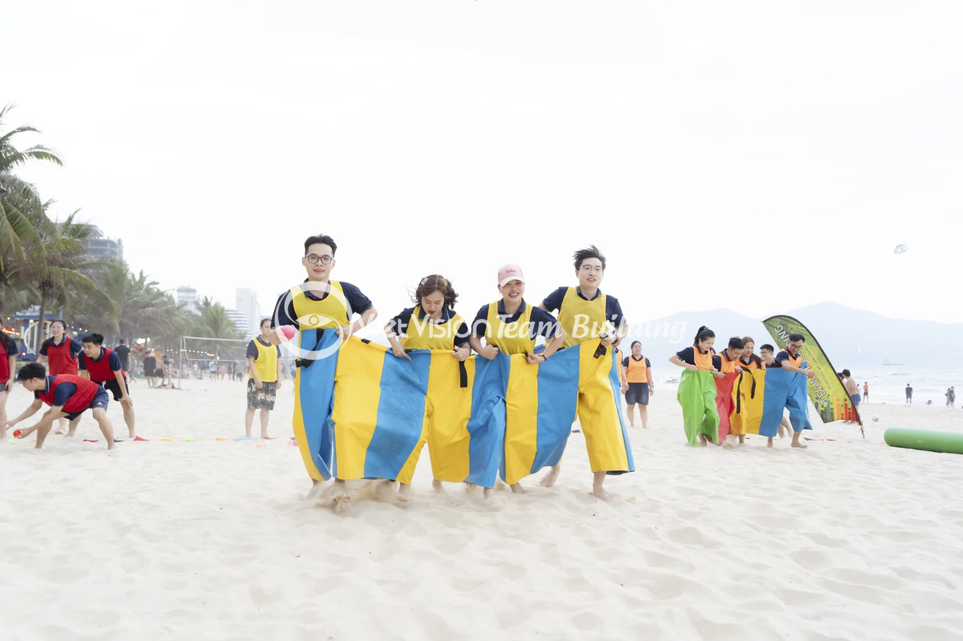 Đoàn công ty chơi team building bãi biển trong danh sách địa điểm tổ chức team building hot 2026
