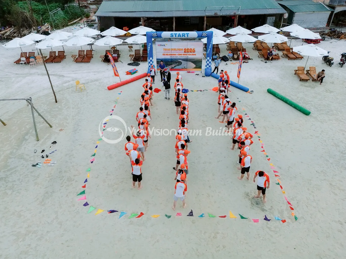 Toàn cảnh khu vực tổ chức các trạm thử thách team building Amazing Race trên bãi biển