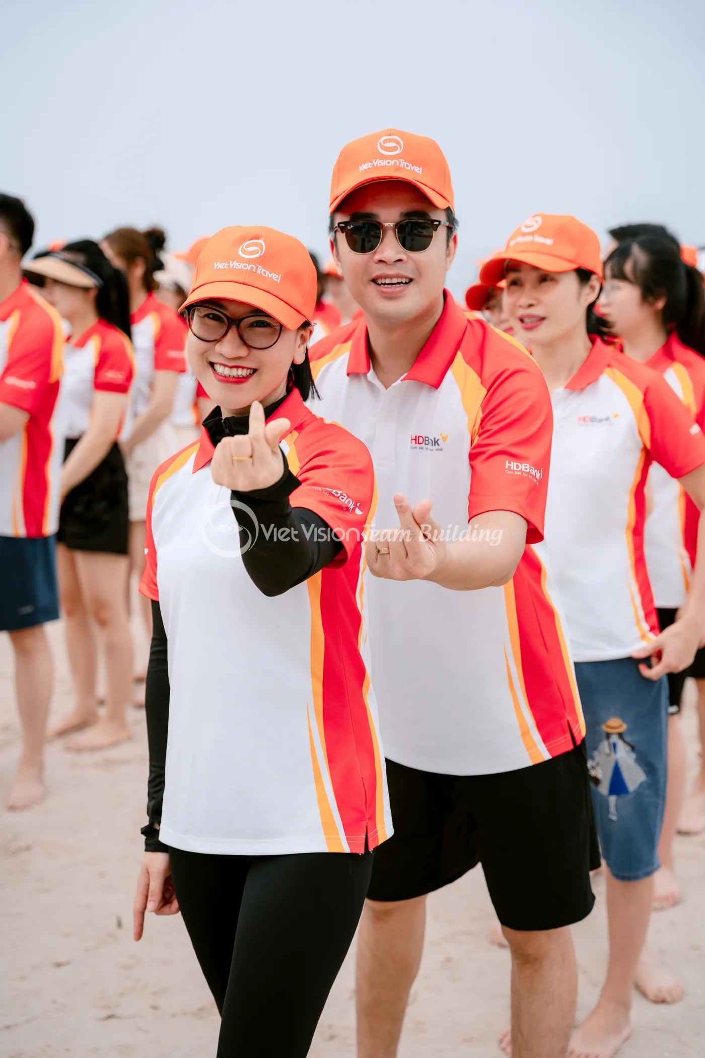 Điều phối viên hướng dẫn đội chơi trước khi vào trạm thử thách team building Amazing Race