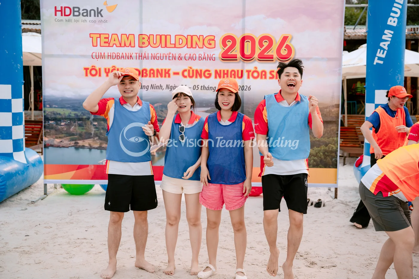 Nhiều đội thực hiện trạm thử thách team building Amazing Race song song để tránh chờ đợi