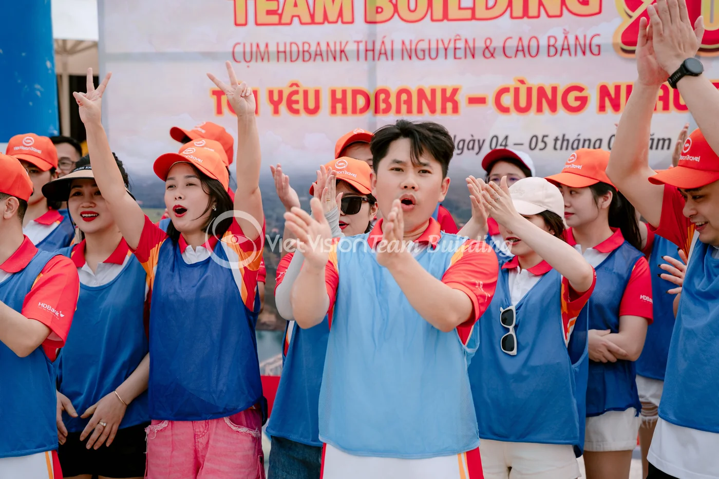 Các đội hào hứng tại điểm checkpoint trong chương trình team building Amazing Race
