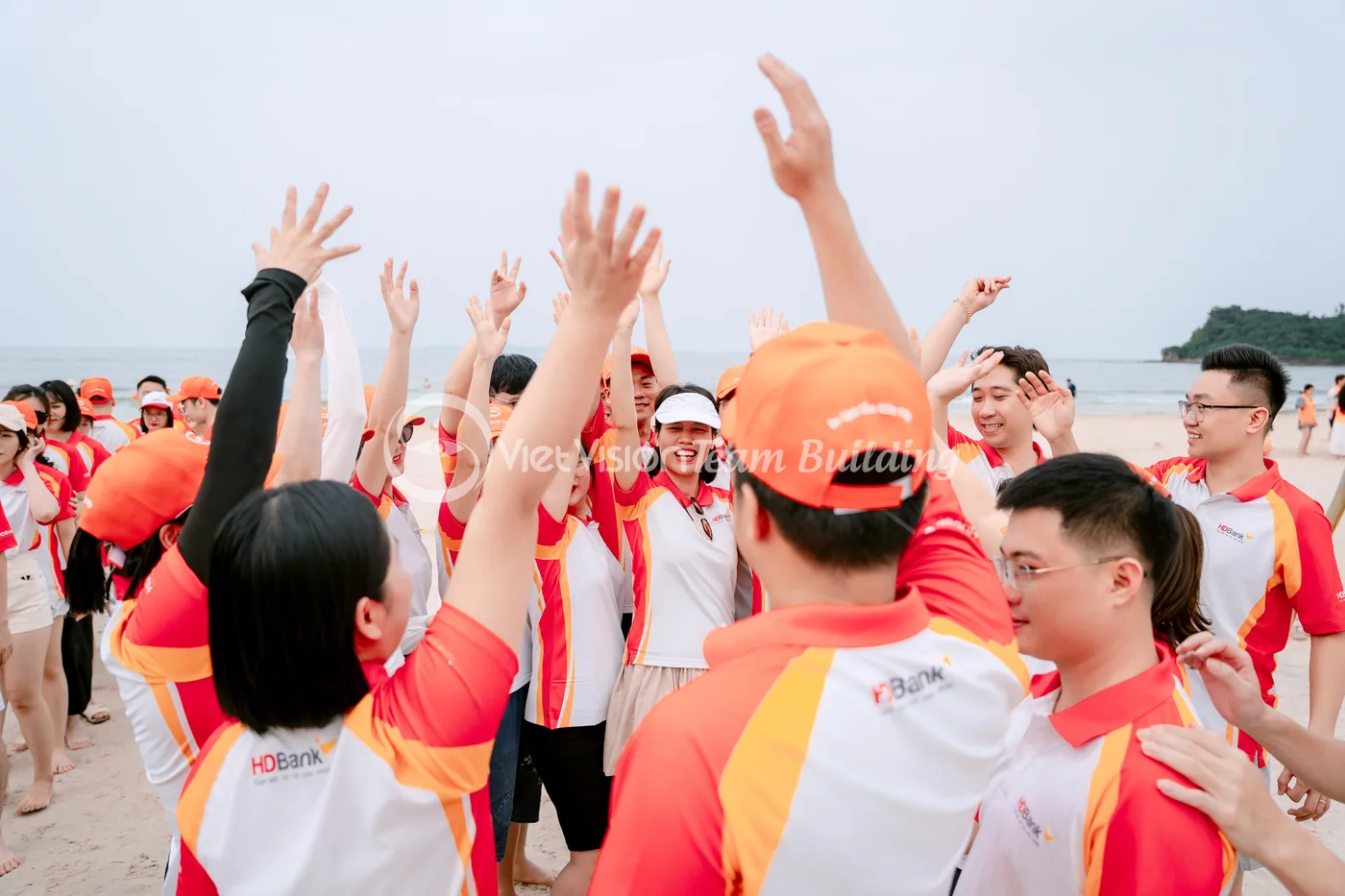 Đội chơi bàn chiến thuật và phân vai trước khi thực hiện trạm Amazing Race