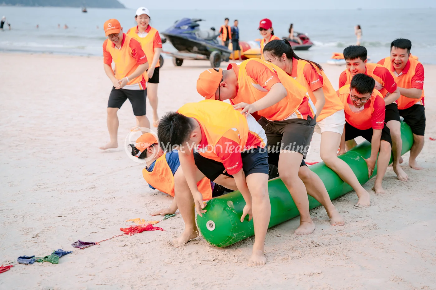 Đội chơi phối hợp trong một trạm vận động của chương trình team building Amazing Race