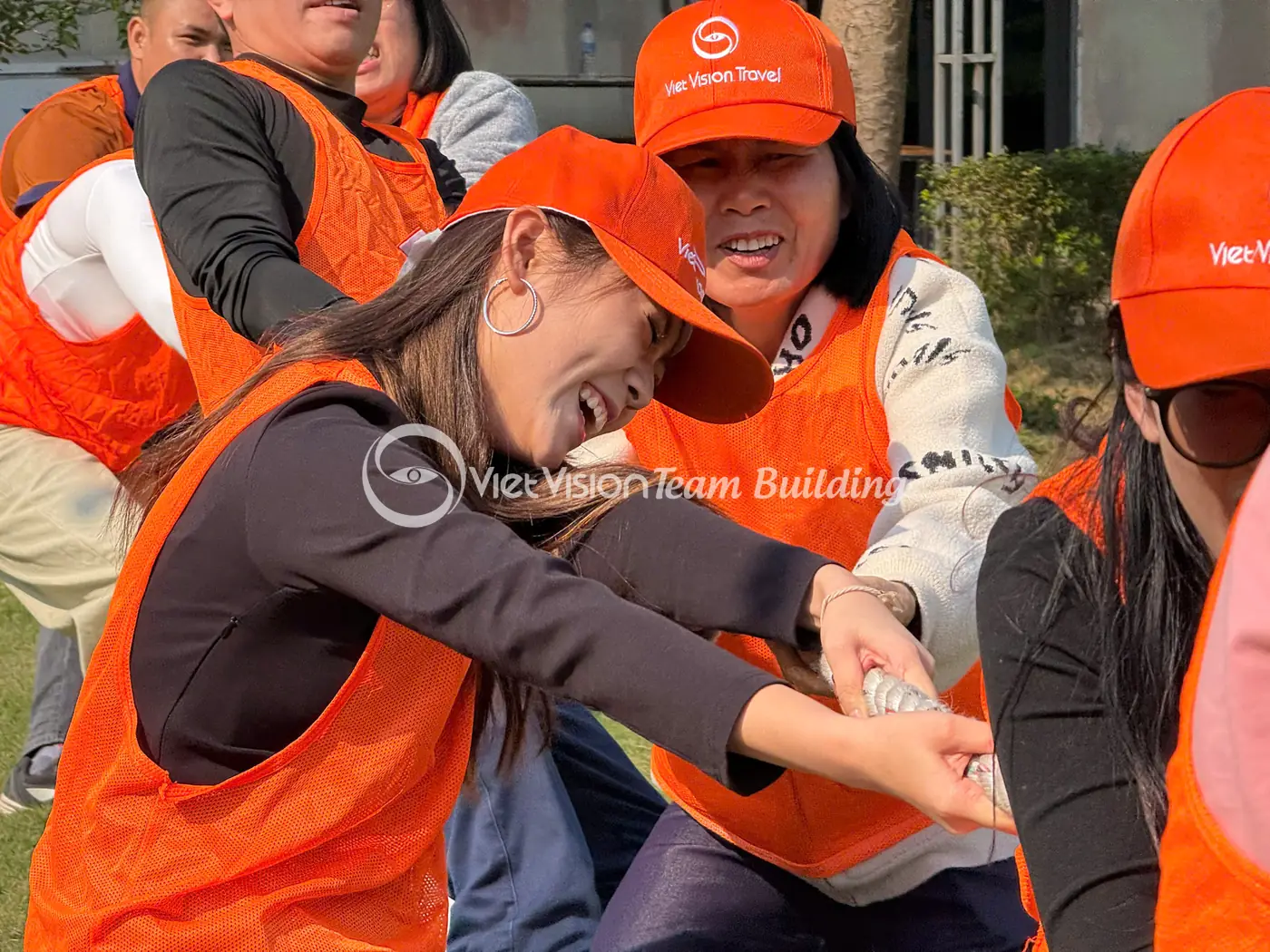 Người chơi đội mũ cam trao đổi trước khi vào thử thách team building
