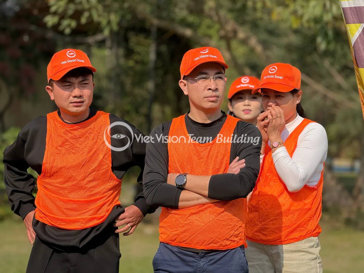 Nhóm điều phối mặc áo cam trao đổi trước khi chạy hoạt động team building