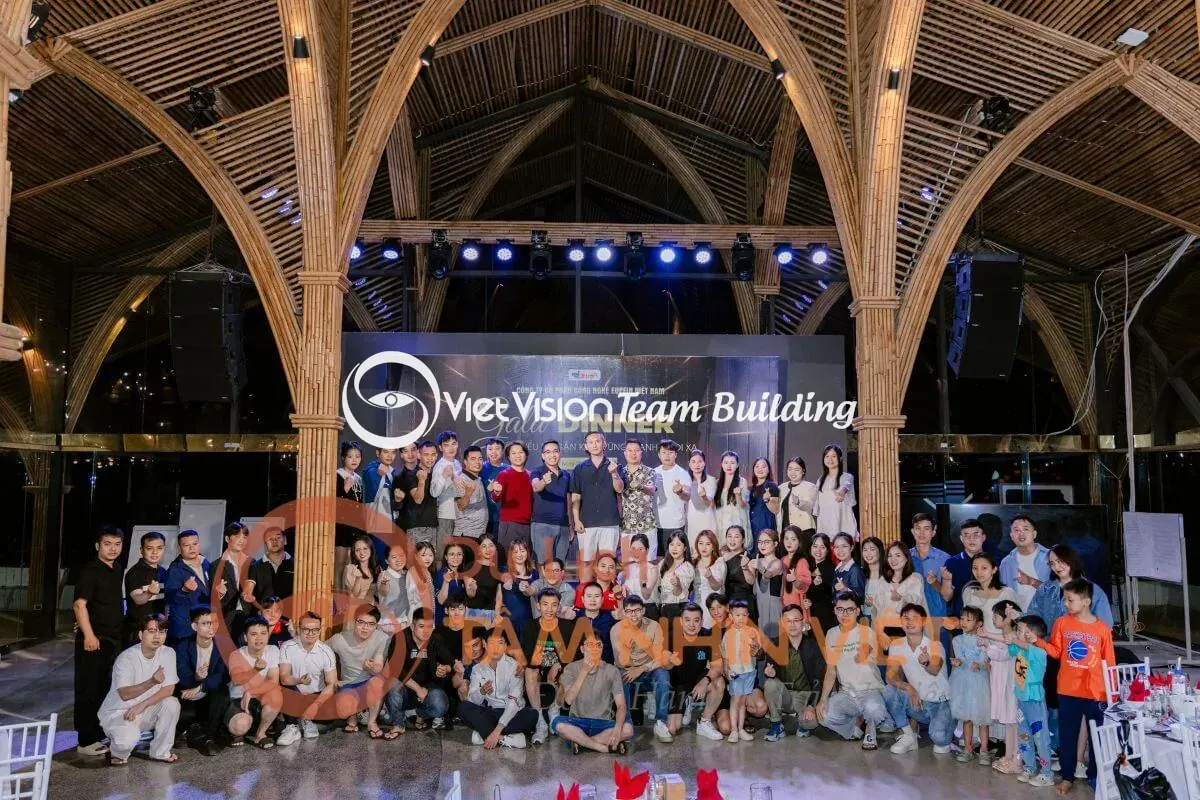 Sân khấu gala ngoài trời có bố cục nhận diện rõ