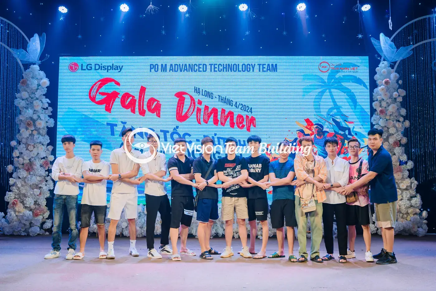 Backdrop và màn hình tạo điểm nhấn cho sân khấu