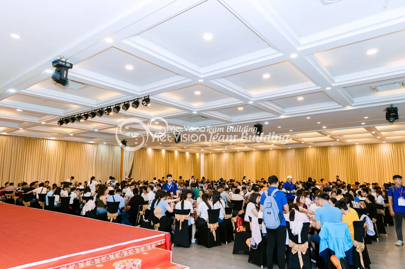 Không gian hội trường trước giờ diễn ra gala
