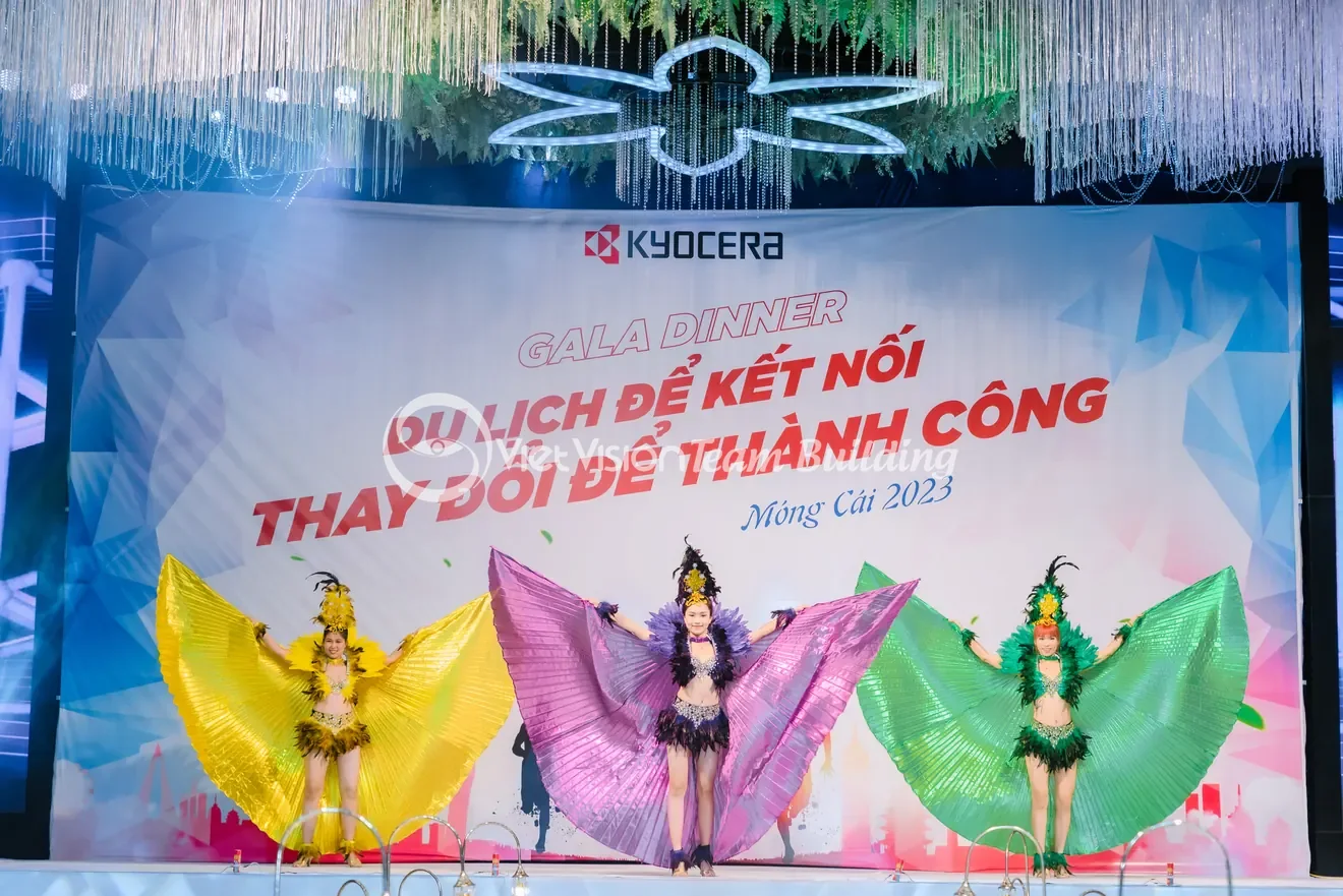 Ánh sáng sân khấu hỗ trợ tiết mục biểu diễn