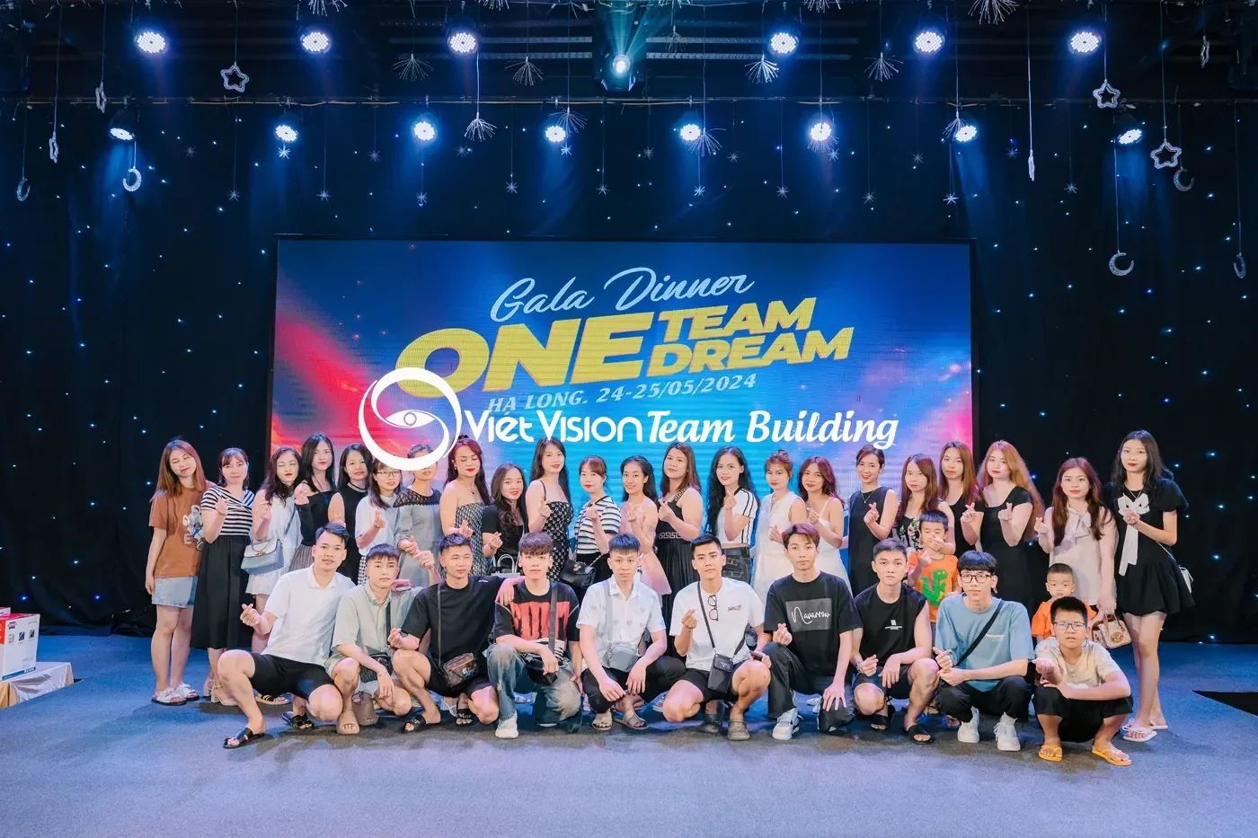 Tập thể chụp ảnh trên sân khấu gala dinner