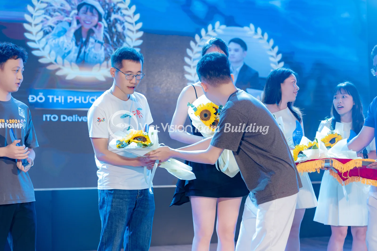 Trao Quà Trong Chương Trình Doanh Nghiệp trao quà trong chương trình doanh nghiệp