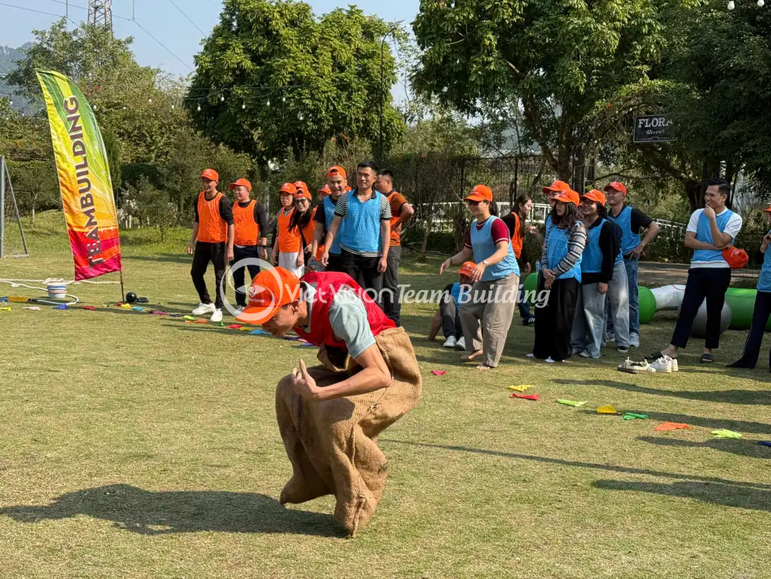 trò chơi Squid Game team building tiếp sức bao bố trên sân cỏ