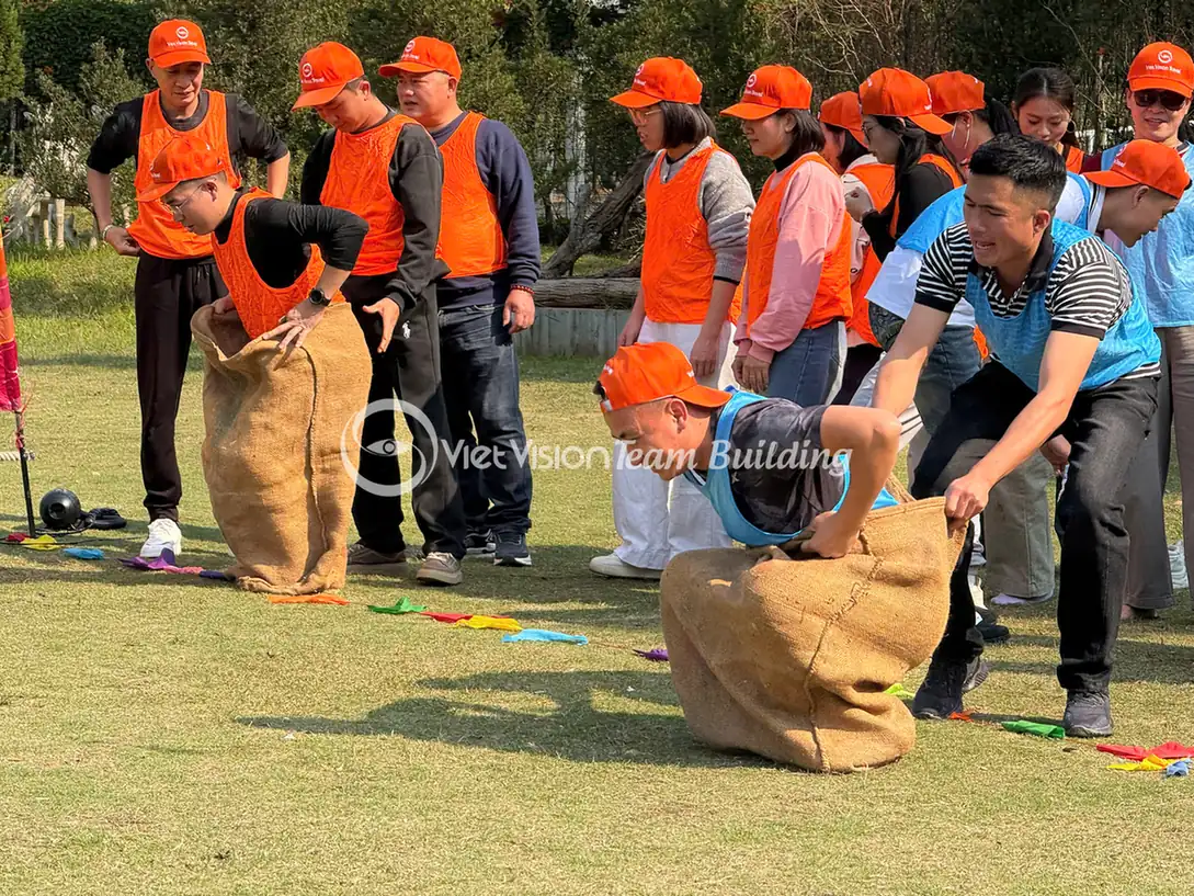 trò chơi Squid Game team building chạy tiếp sức theo đội ngoài trời