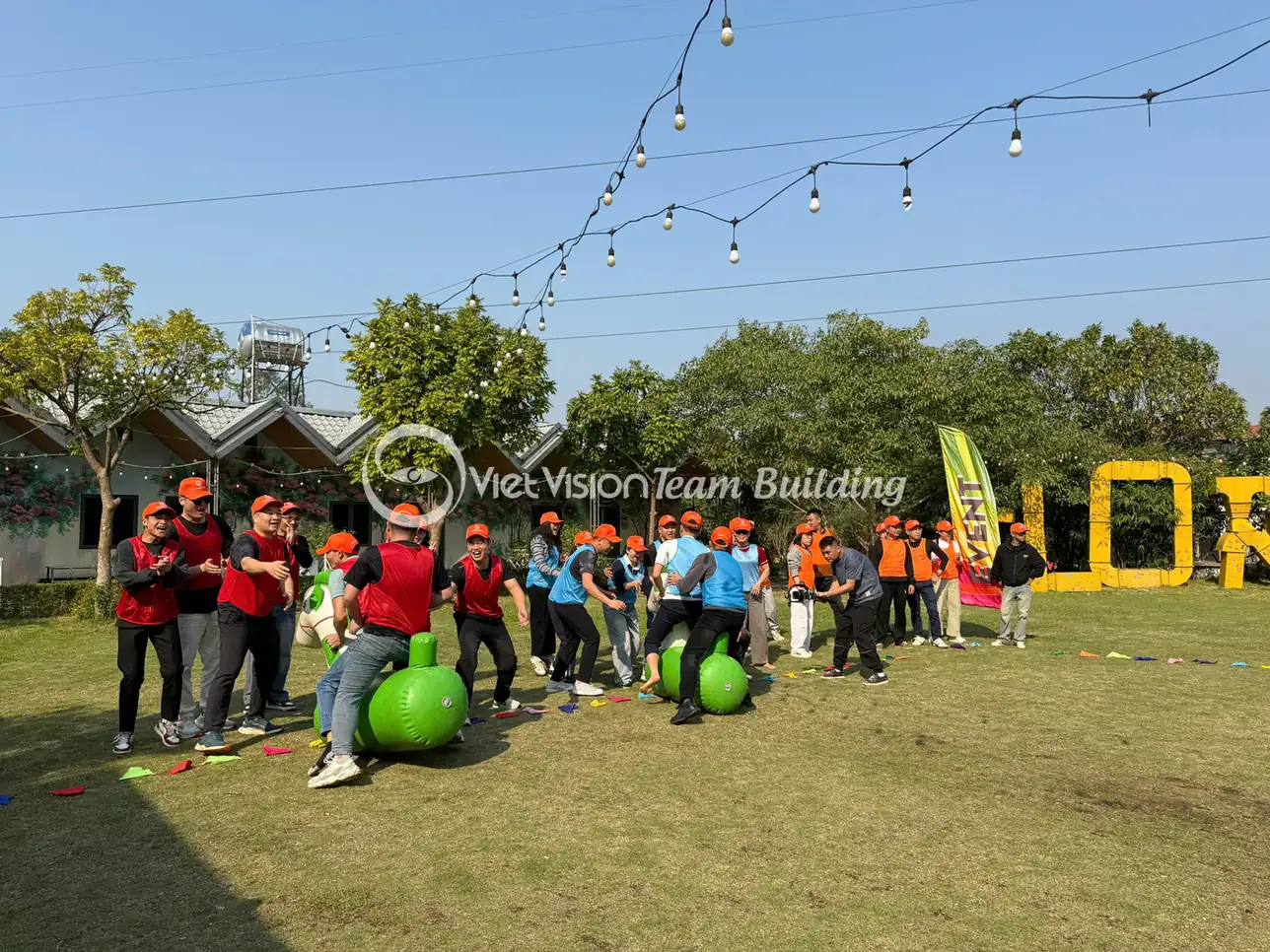 trò chơi Squid Game team building sử dụng đạo cụ bóng trong hoạt động ngoài trời