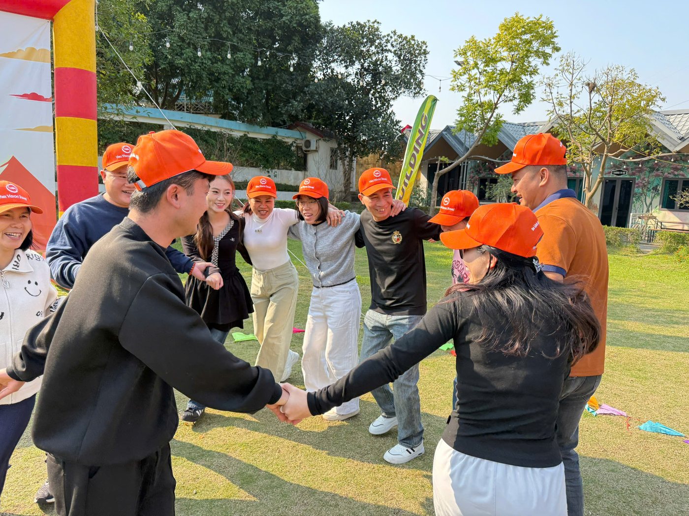 Người chơi bắt tay trước phần thử thách team building không cần đạo cụ
