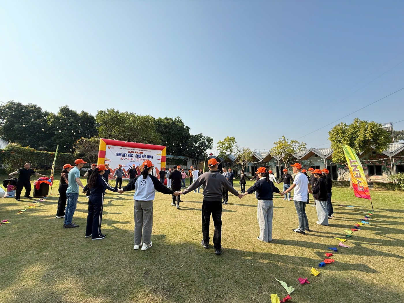 Người tham gia đứng vòng tròn trong trò chơi team building không cần đạo cụ