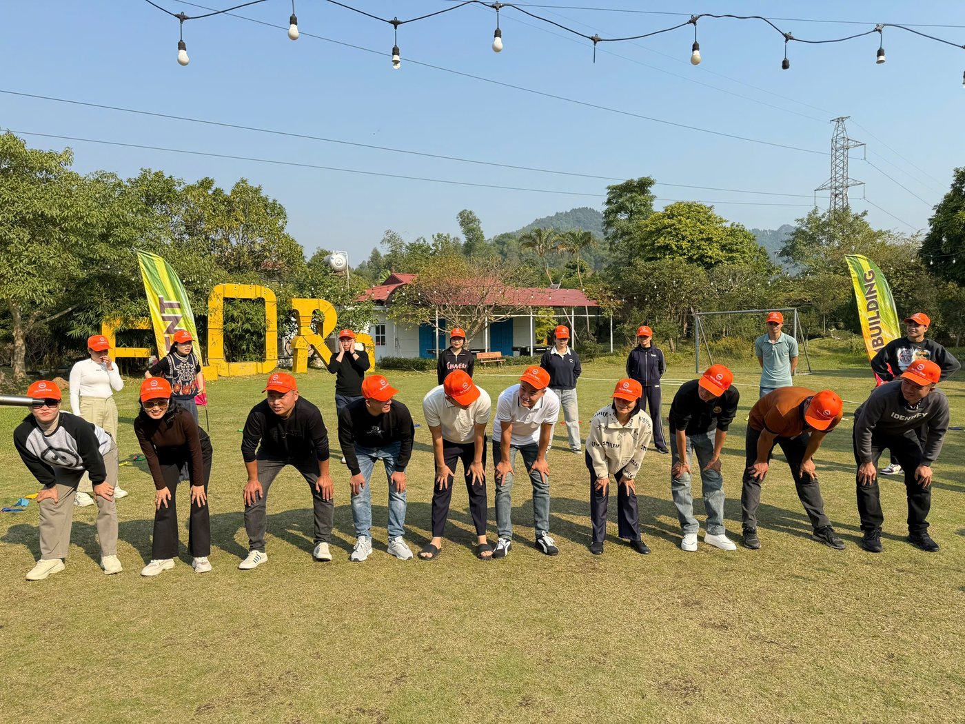 Các đội đứng thành hàng trước khi bắt đầu trò chơi team building nhiều người