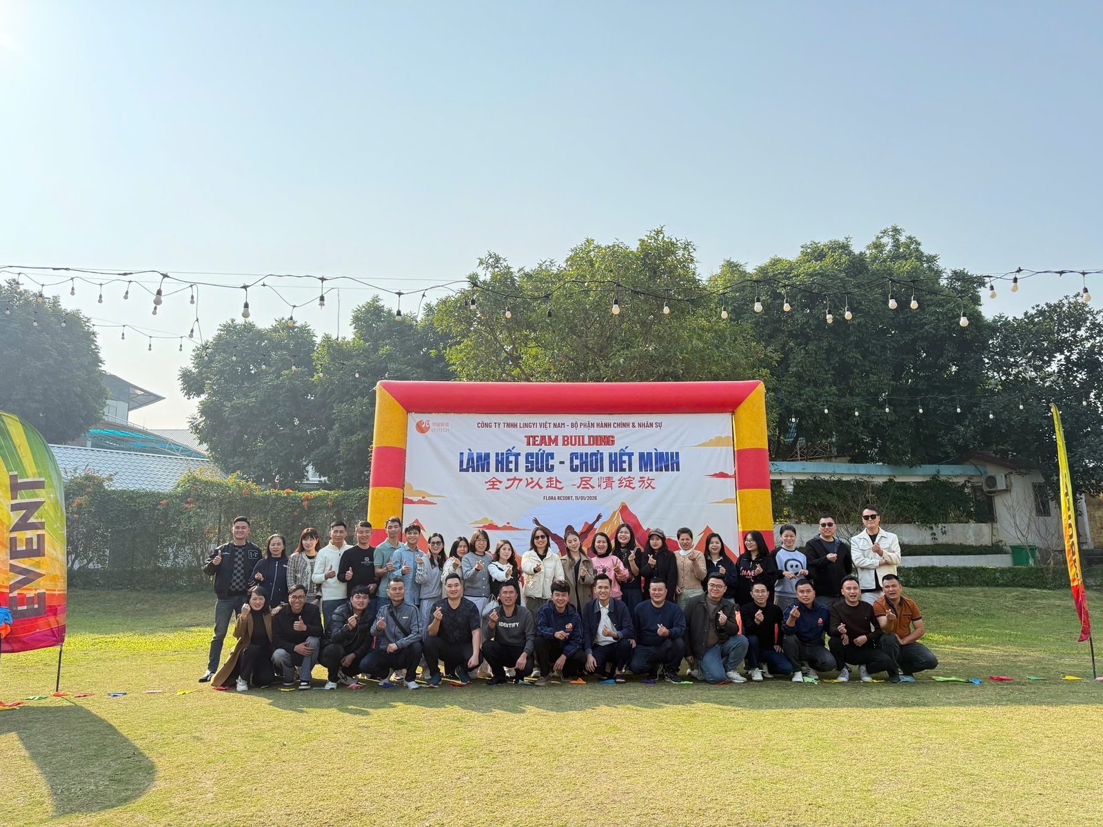 Toàn đoàn chụp ảnh sau chương trình team building nhiều người tại resort