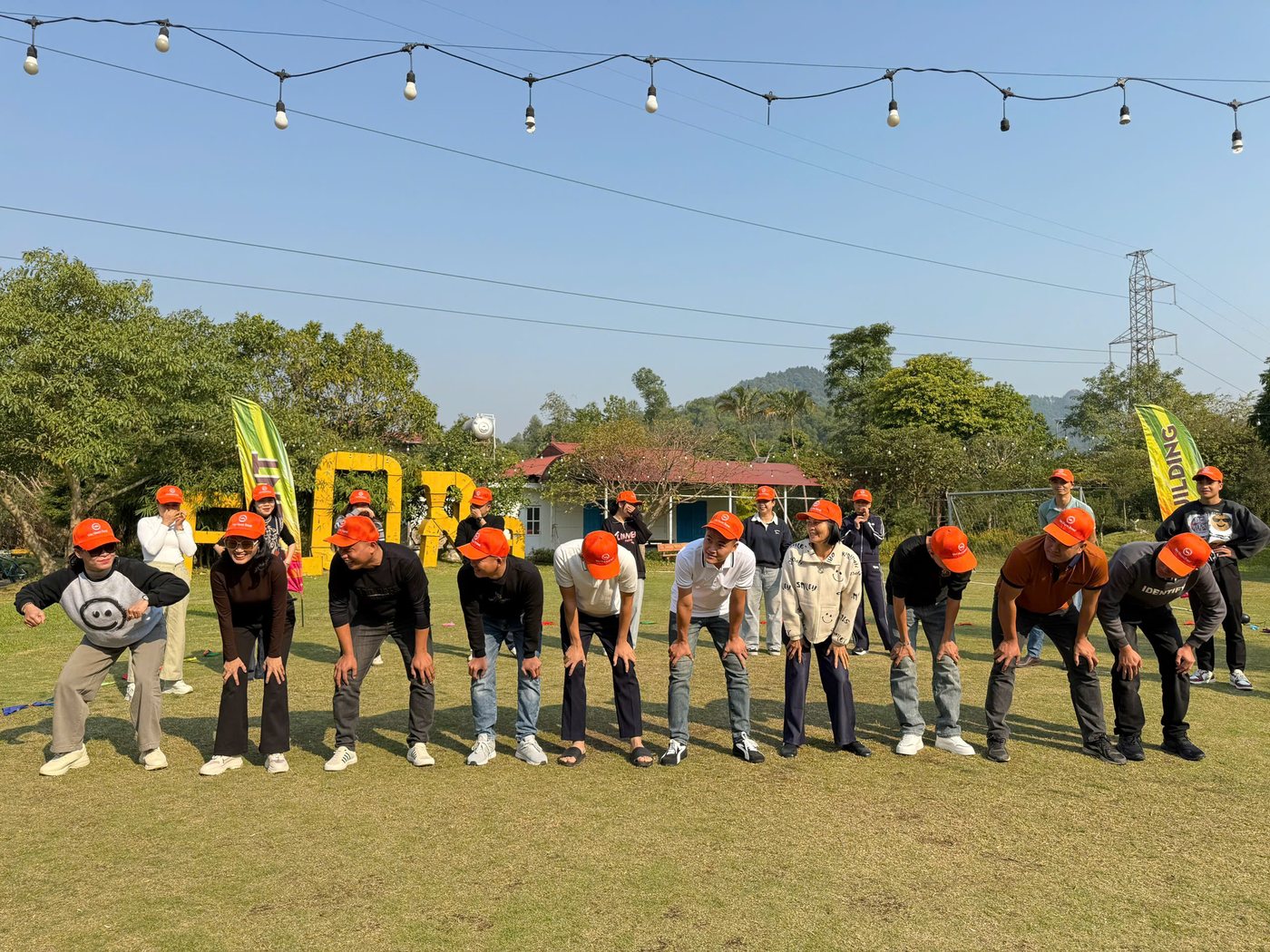 Đội chơi xếp line chuẩn bị tham gia trò chơi team building nhiều người
