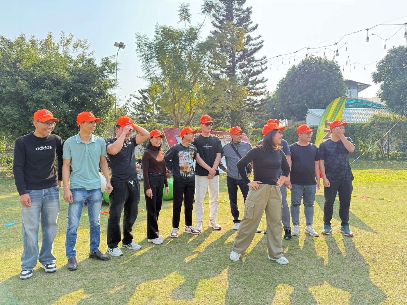 Các thành viên xếp đội hình trong chương trình team building nhiều người