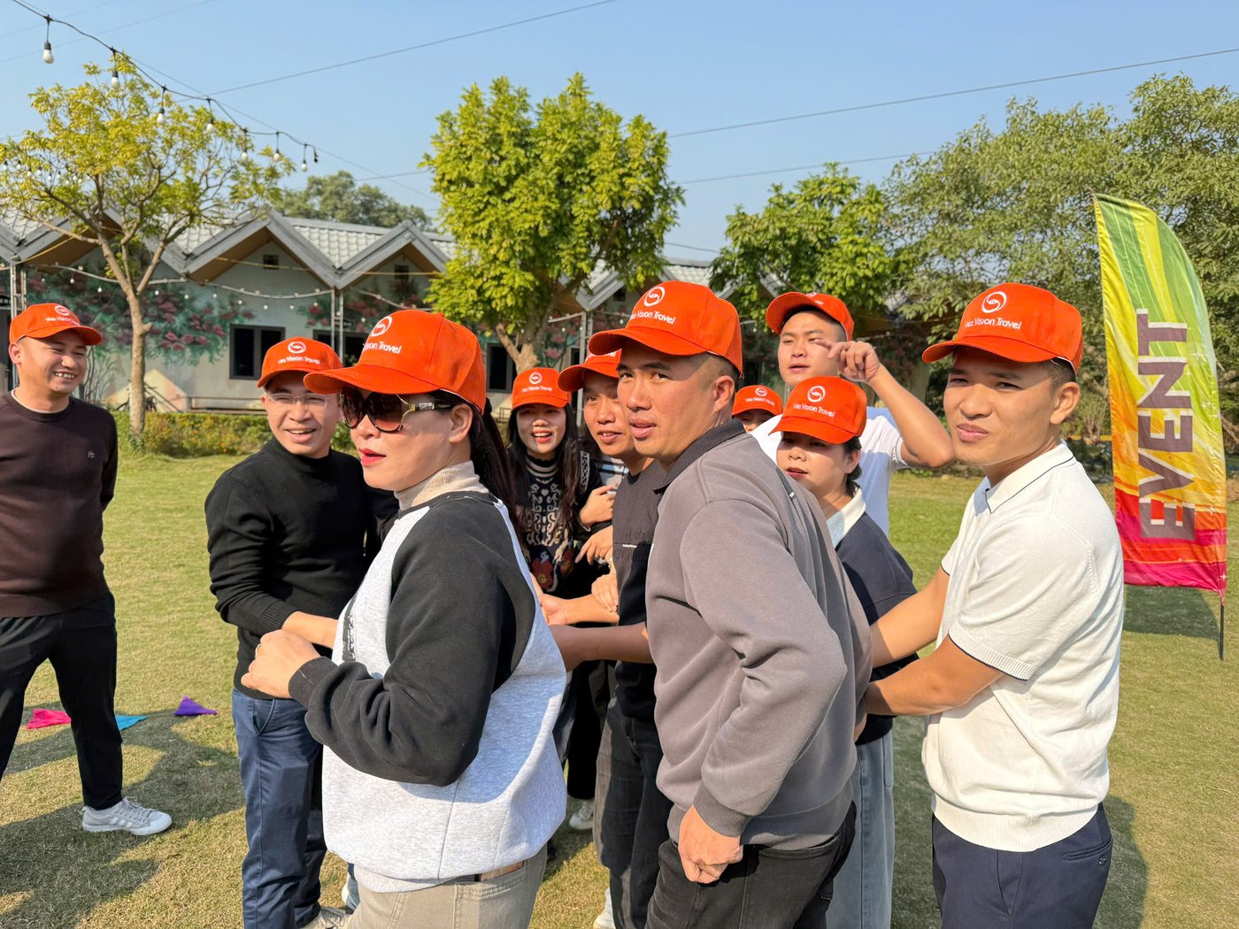 Nhóm người chơi xếp hàng trong một trò chơi team building dành cho đoàn đông