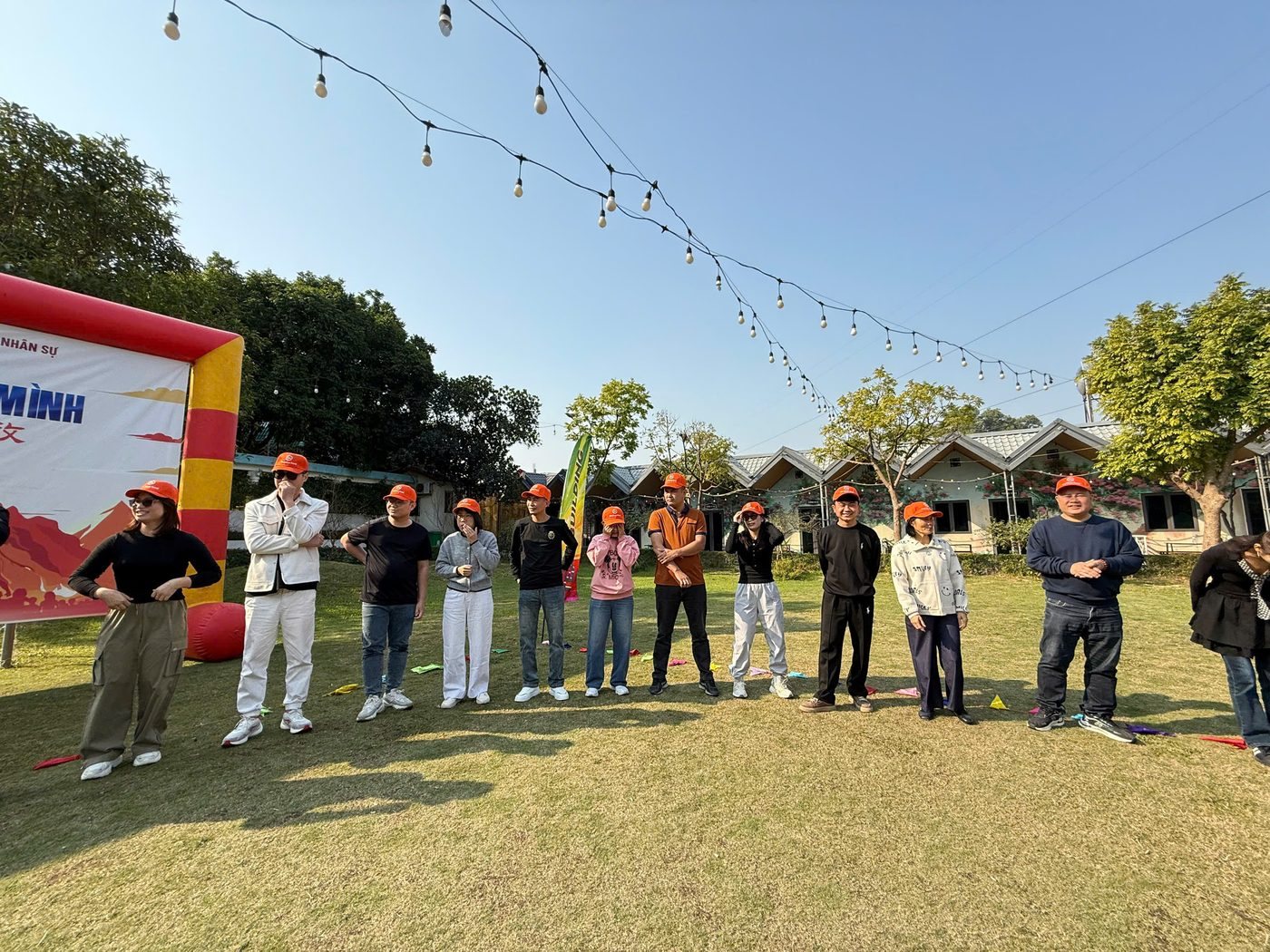 Người tham gia đứng thành vòng tròn nghe MC phổ biến luật chơi team building