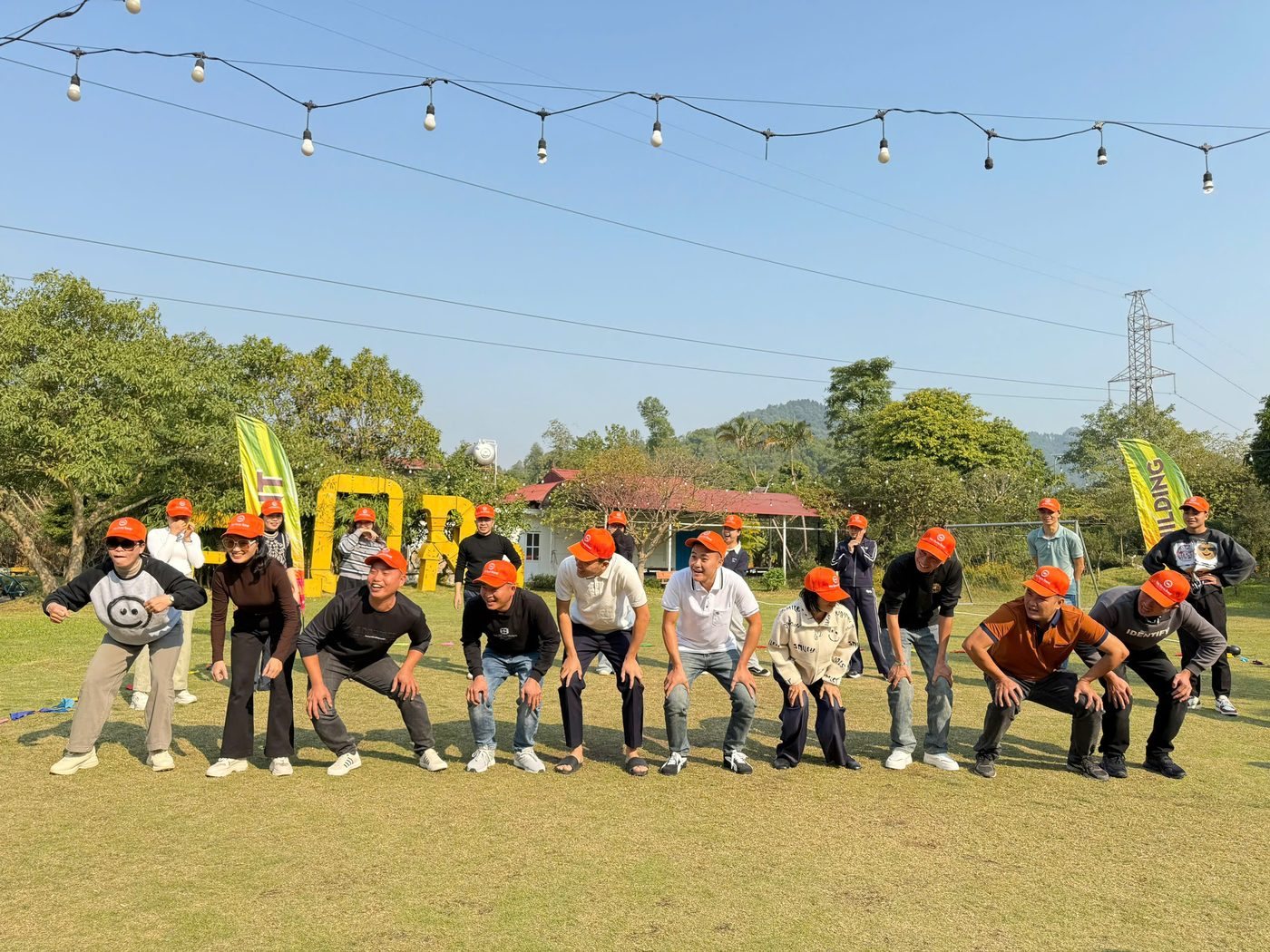 Các thành viên ngồi theo vòng tròn trong trò chơi phản xạ team building