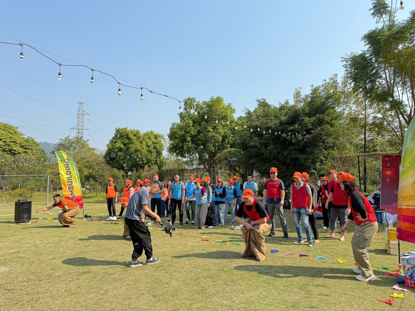 Người chơi di chuyển quanh vòng tròn trong hoạt động team building ngoài trời