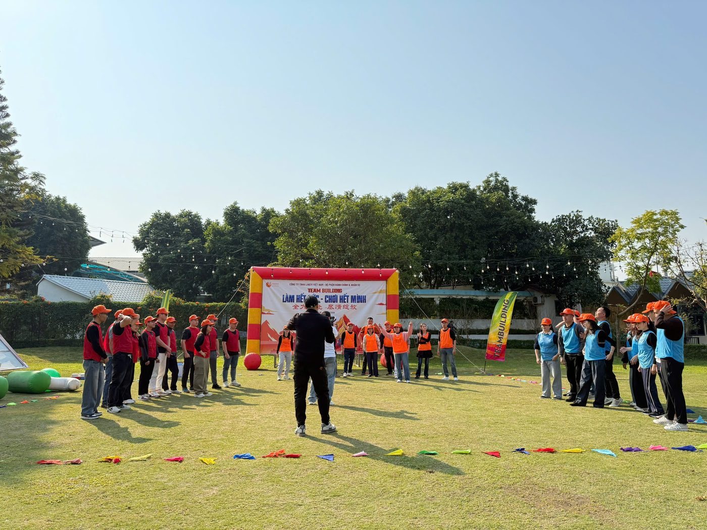 Các đội đứng theo nhiều vòng tròn nhỏ trong chương trình team building công ty
