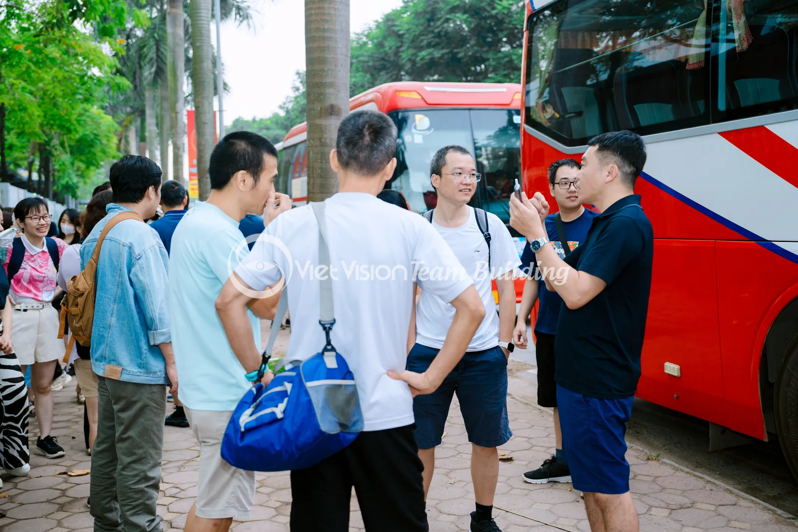 Trưởng xe tập hợp thành viên cạnh xe du lịch