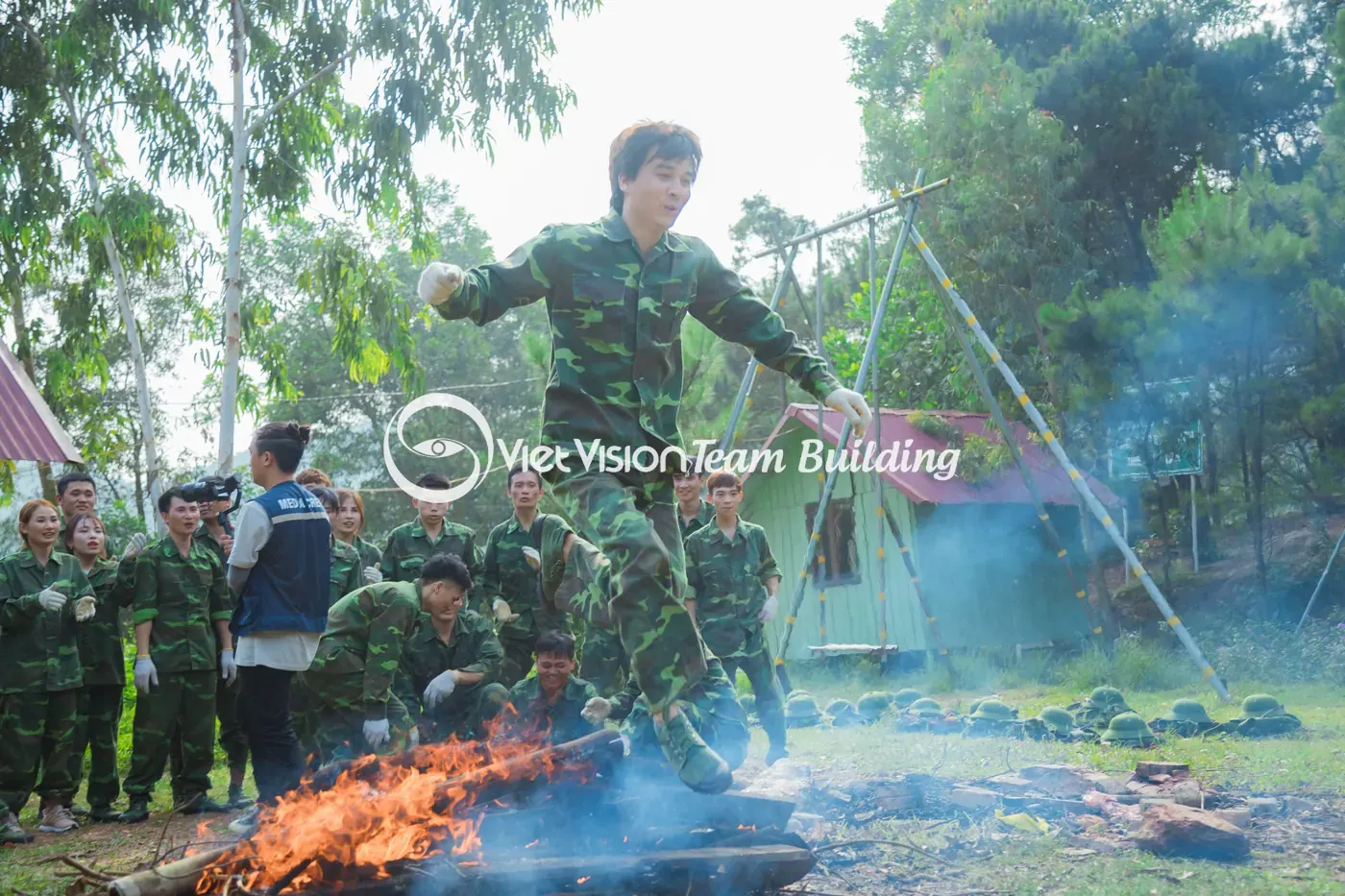 Vượt lửa mô phỏng trong team building quân đội Vượt lửa mô phỏng trong team building quân đội