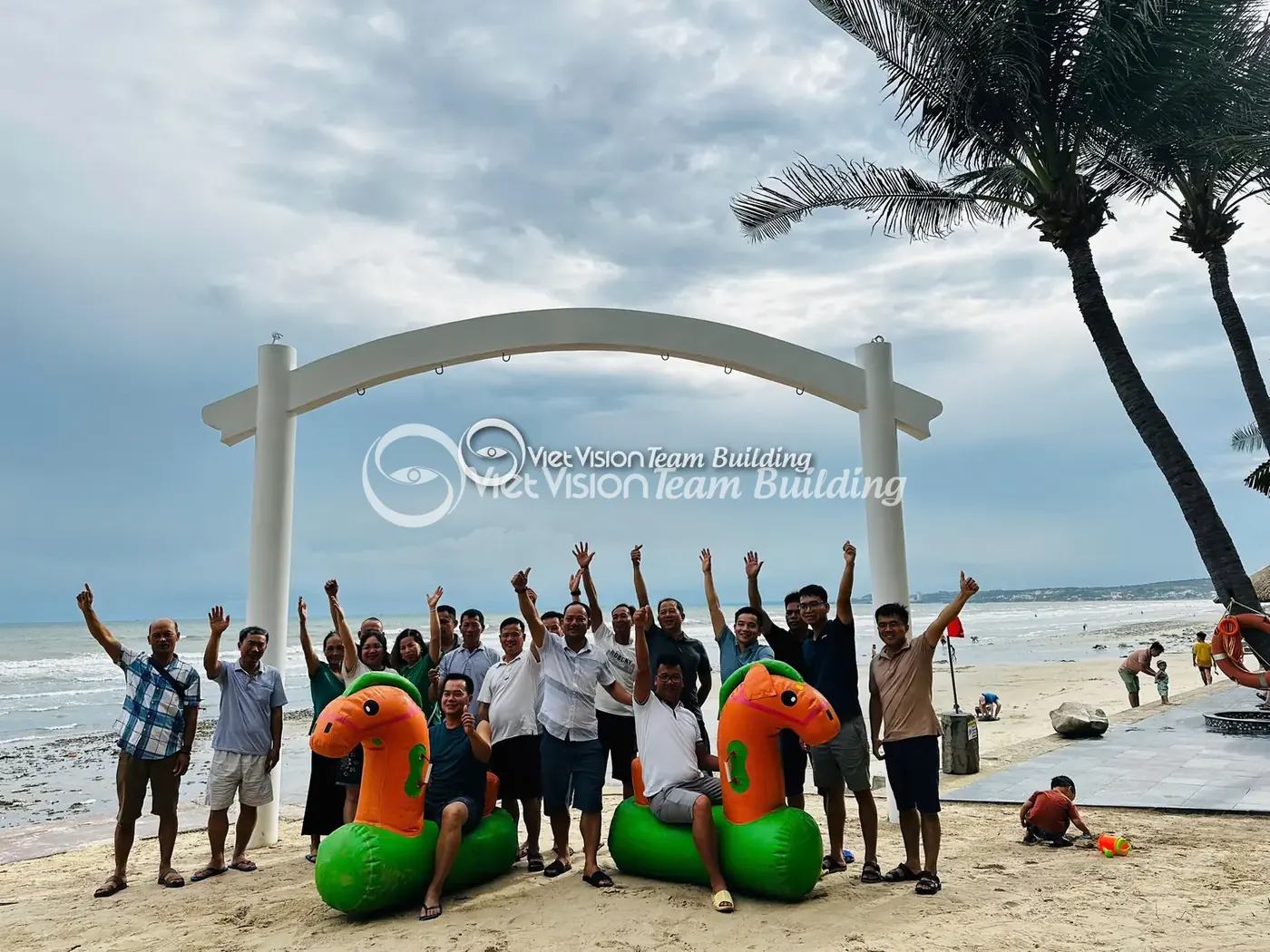 Đoàn công ty chụp ảnh tập thể trên bãi biển sau team building Mũi Né Phan Thiết Đoàn công ty chụp ảnh tập thể trên bãi biển sau team building Mũi Né Phan Thiết