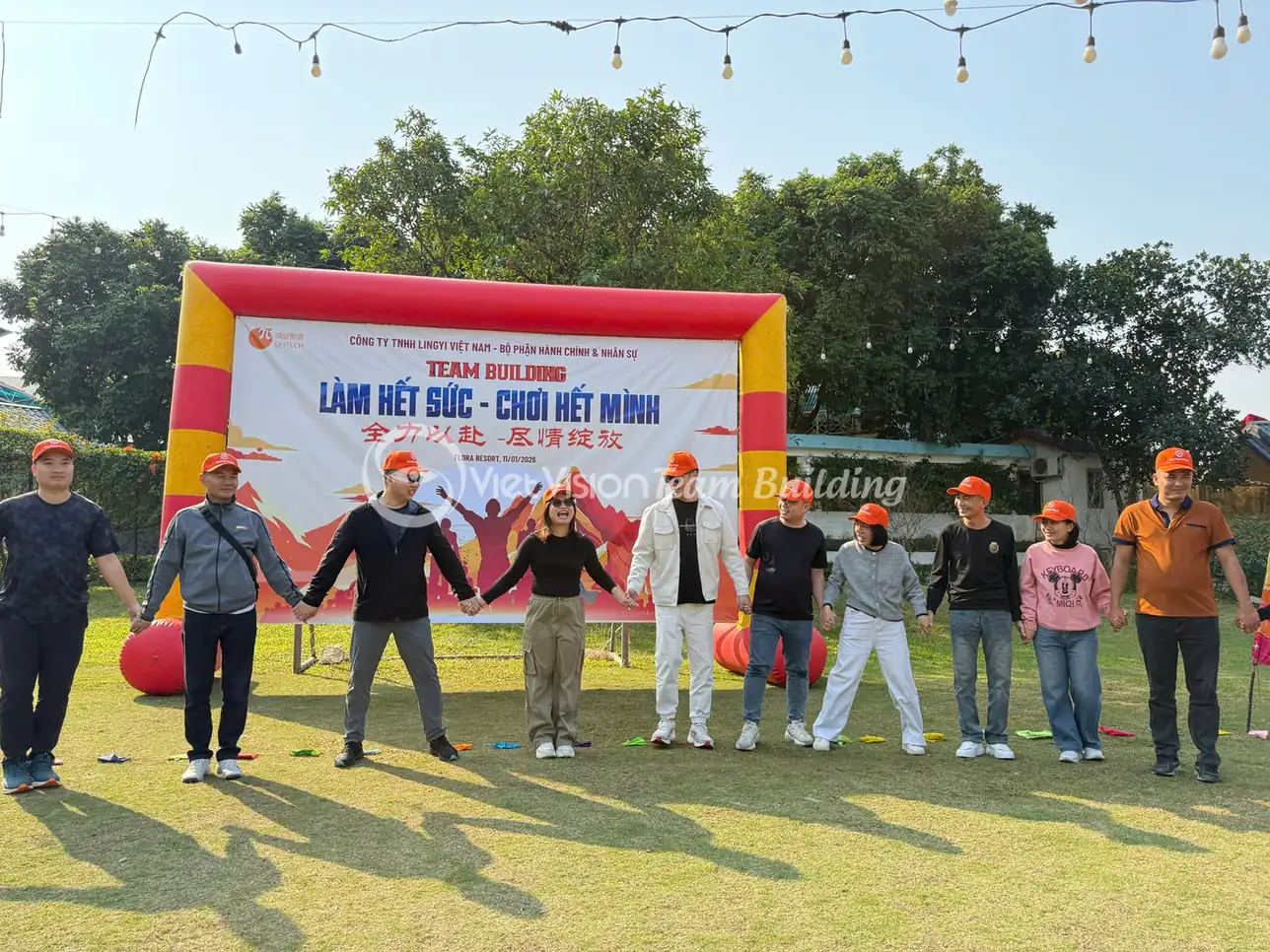 Người tham gia khởi động trước chương trình team building Amazing Race tự tổ chức