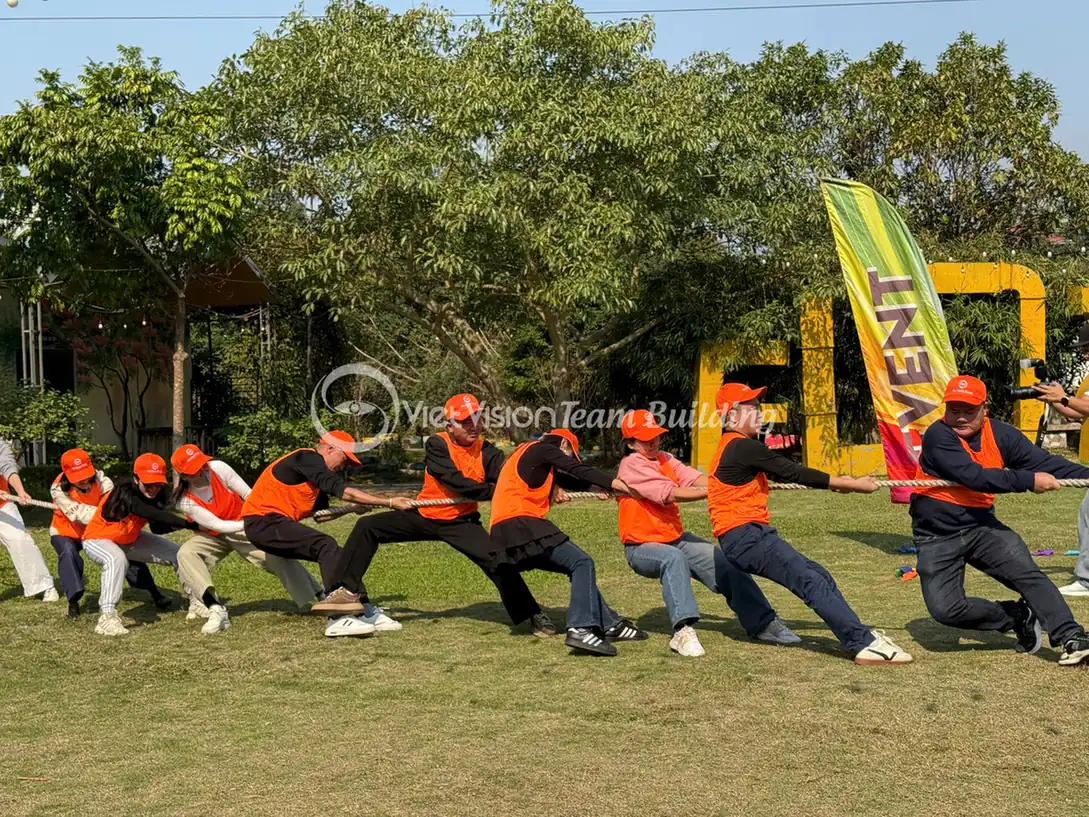 Hoạt động phối hợp đồng đội trong chương trình team building Amazing Race tự tổ chức