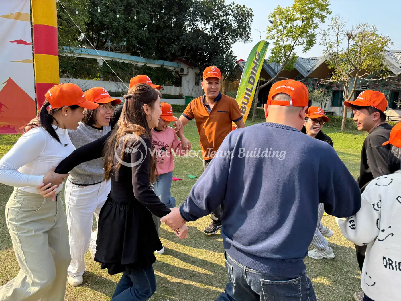 Nhóm người chơi đứng vòng tròn nghe luật trước khi tự tổ chức team building Amazing Race