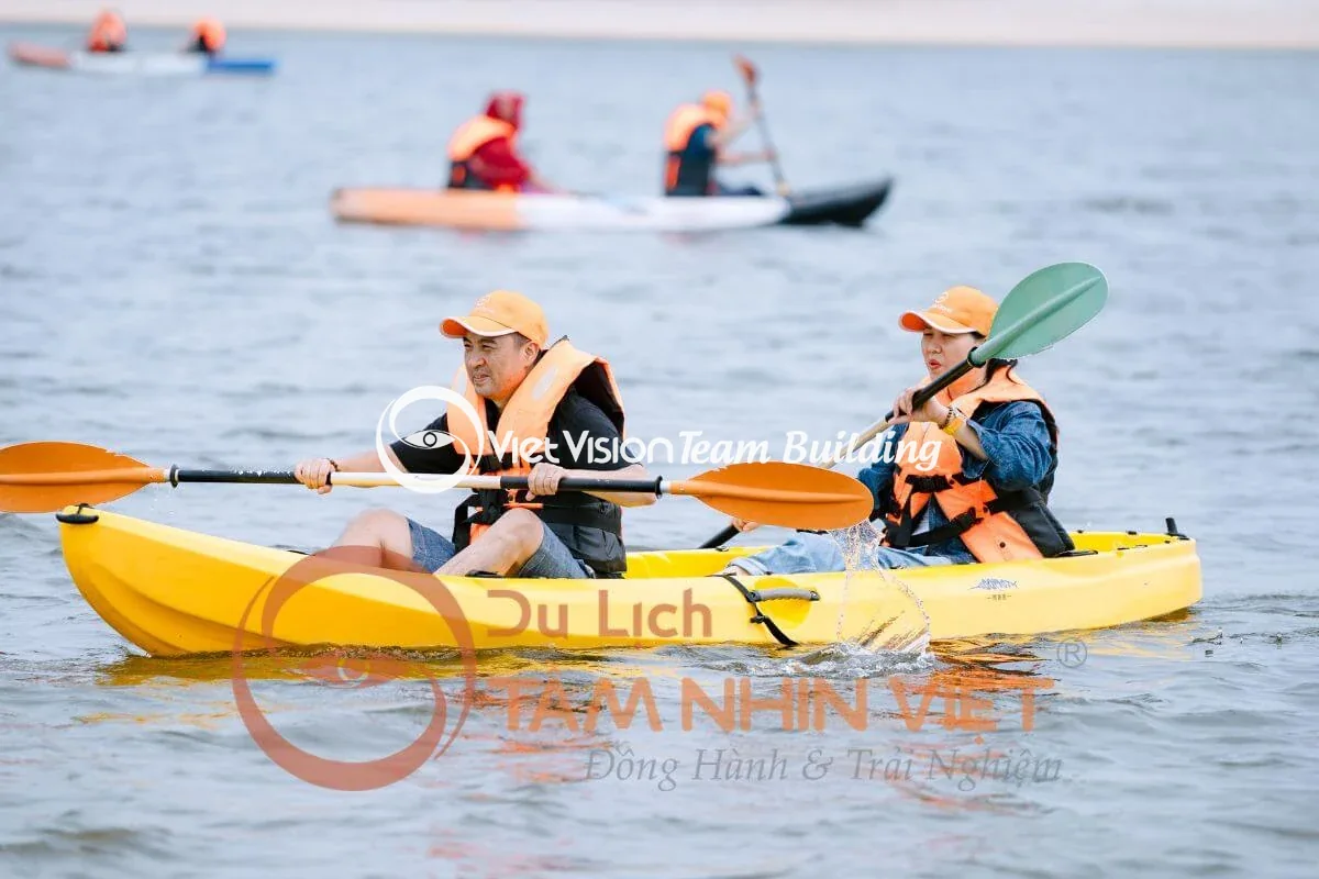 Du khách trải nghiệm chèo thuyền SUP tại bãi biển Đồi Rồng trong tour Team Building Du khách trải nghiệm chèo thuyền SUP tại bãi biển Đồi Rồng trong tour Team Building