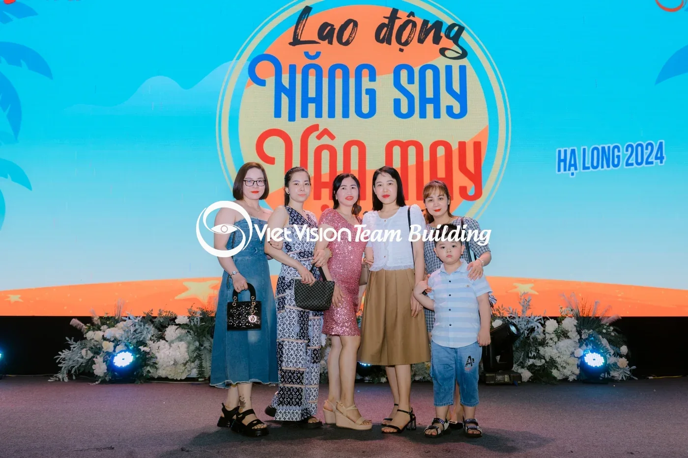 Hình ảnh tập thể giúp nhân viên nhận ra mình trong video