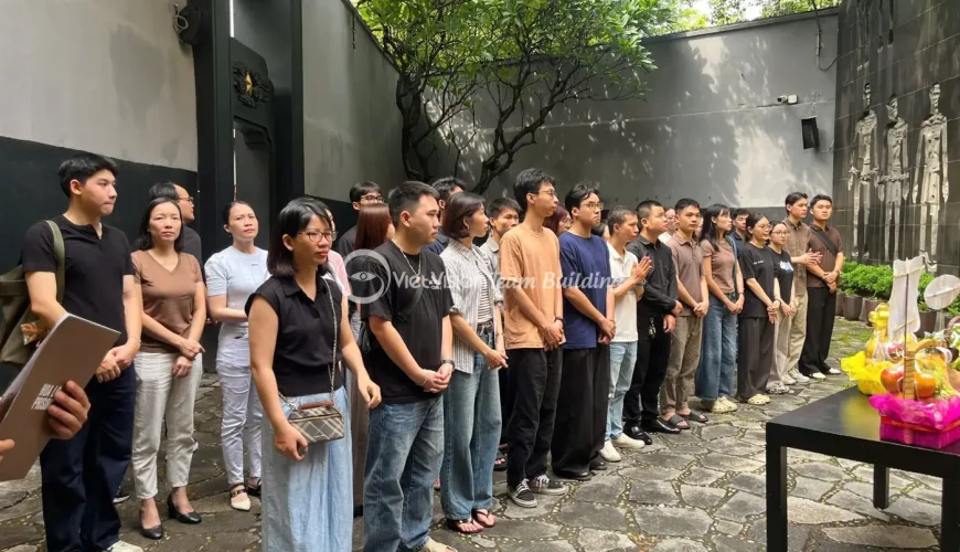 Tập thể Viet Vision Holdings dâng hương tri ân ngày 27/7 tại Hà Nội