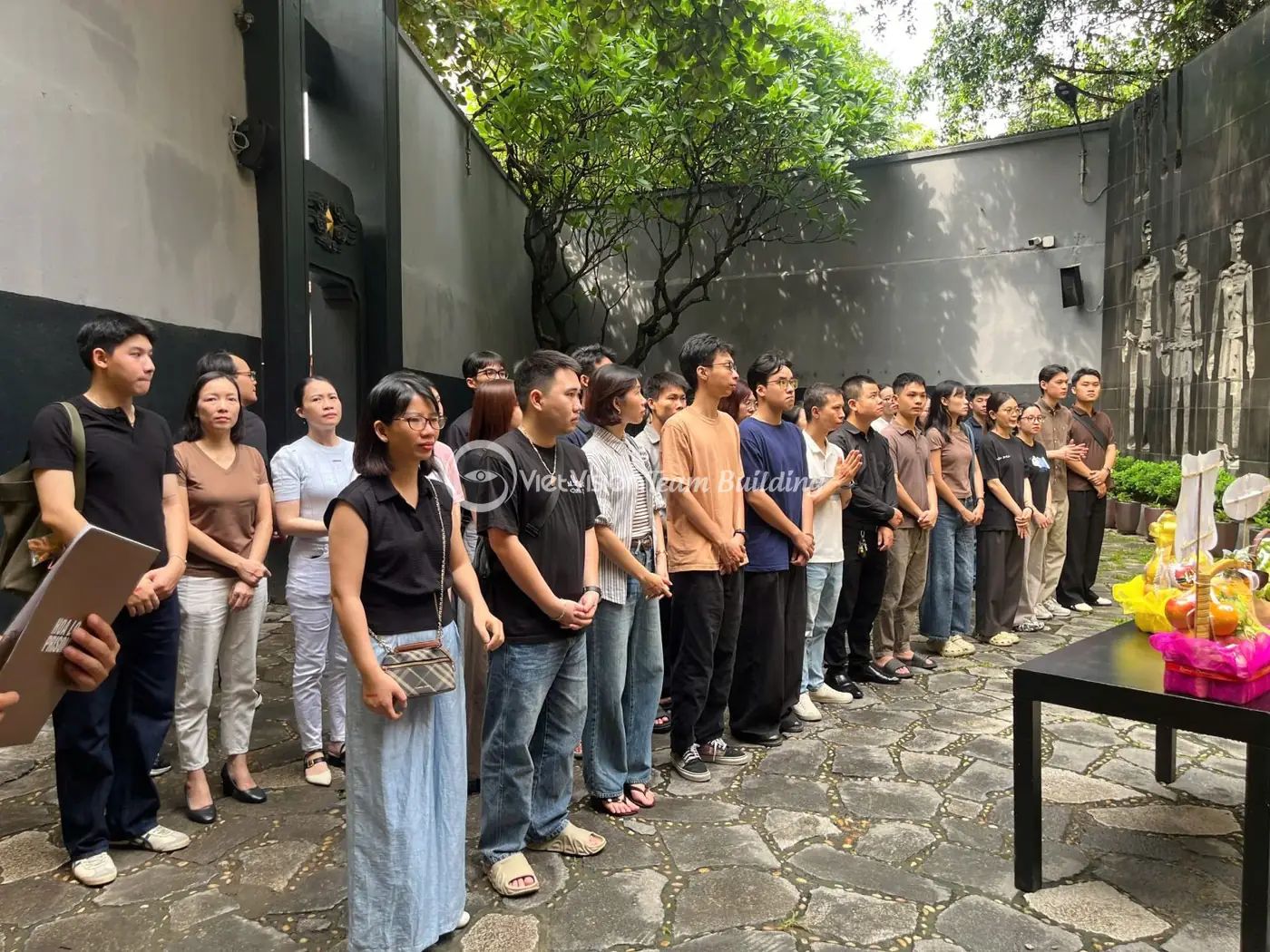 Tập thể Viet Vision Holdings dâng hương tri ân ngày 27/7 tại Hà Nội