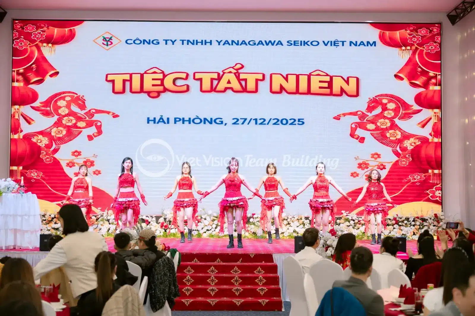 Nhóm biểu diễn múa trên sân khấu tiệc tất niên