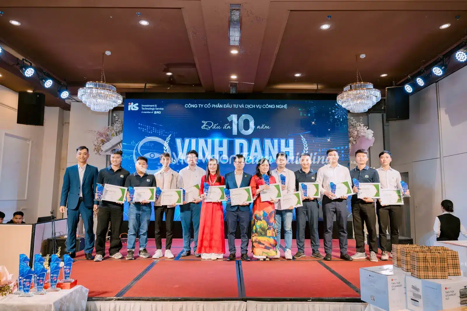 Những người nhận giải cầm quà trên sân khấu trong chương trình doanh nghiệp