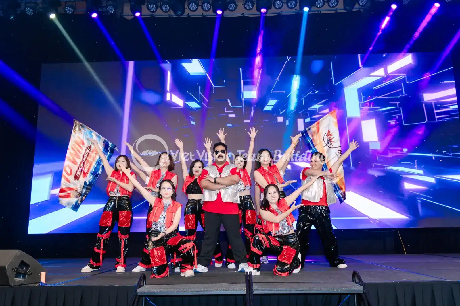 Hoạt động cơ chế quay số và bàn giao giải trong chương trình Year End Party