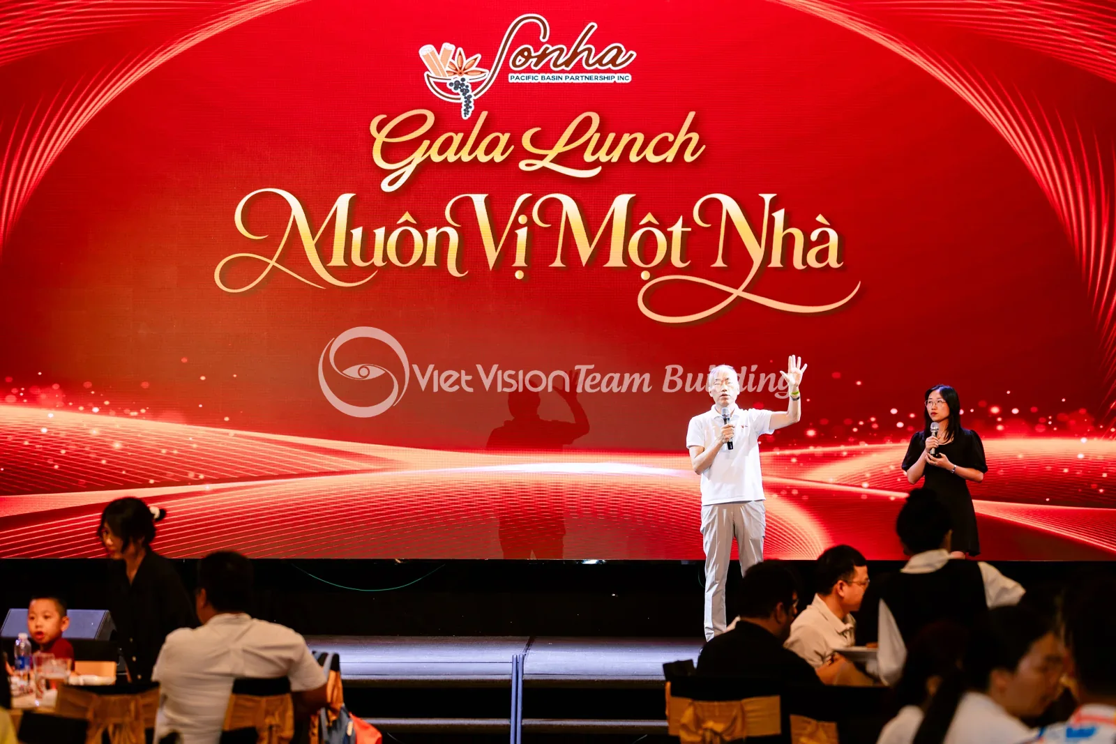 Sơn Hà — sân khấu Gala Lunch tông đỏ